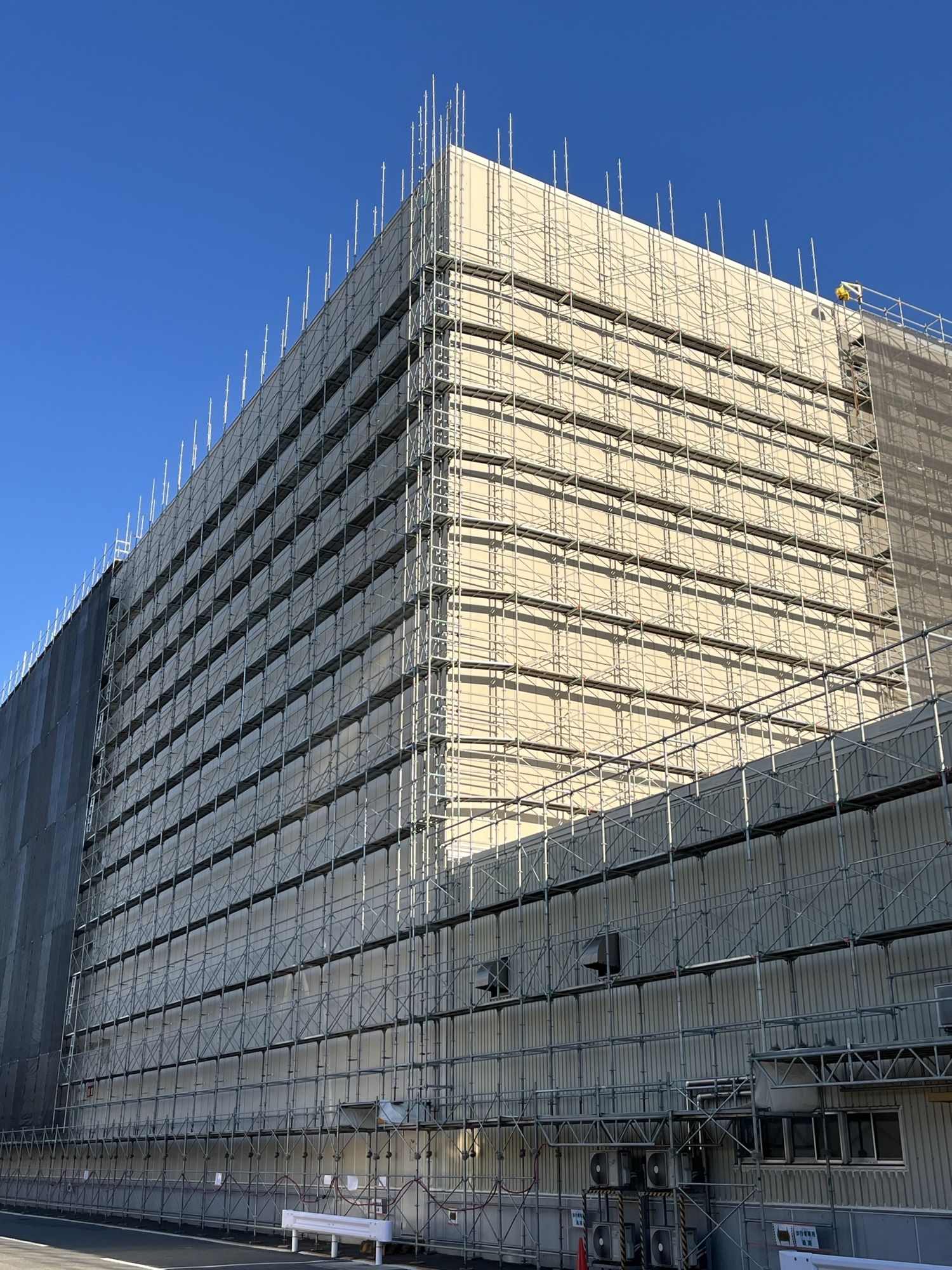 ビル外周の足場｜建物の角まで一体で組み上げた足場