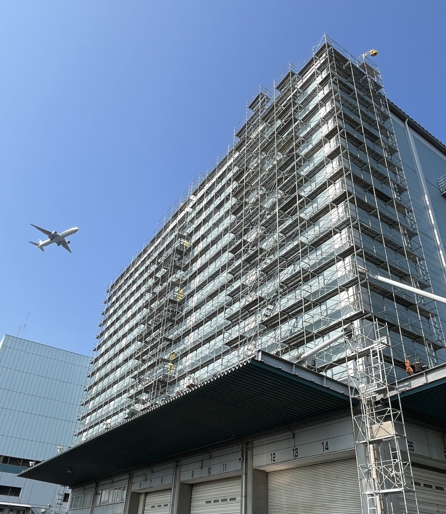 大型施設の改修足場｜建物全面に組んだ改修用の足場