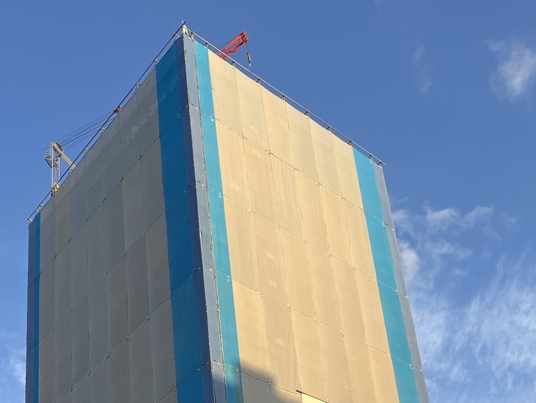 高層建物の新築足場｜養生シートで囲った新築工事の足場