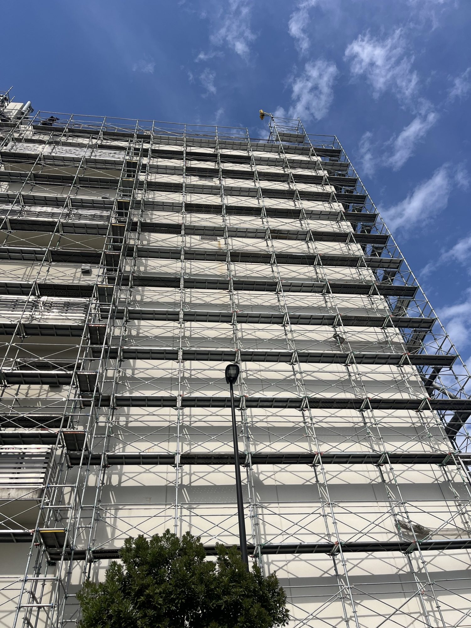 高層建物の外壁改修足場｜外壁の補修・塗装工事のための足場