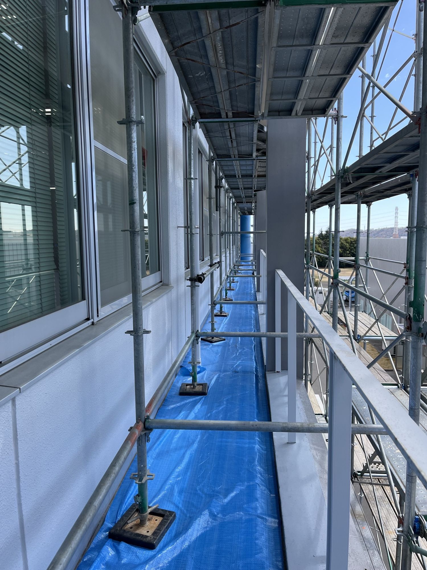 足場上の作業通路｜シートで養生した安全な作業床